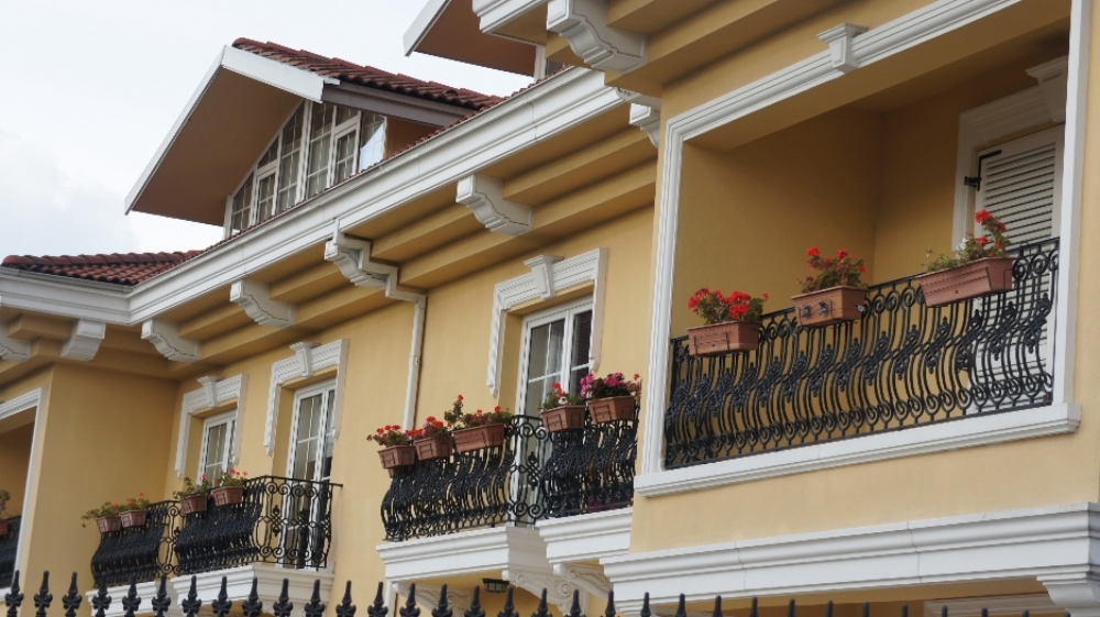 Ferforje saksiliklı balkon korkuluğu