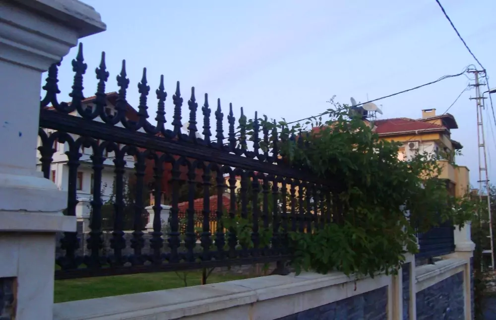 Mızraklı duvar korkuluğu