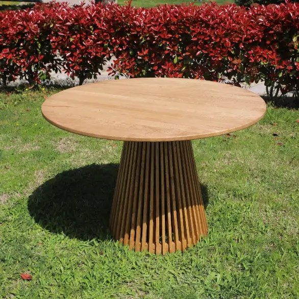 Büyük yuvarlak ahşap bahçe masası