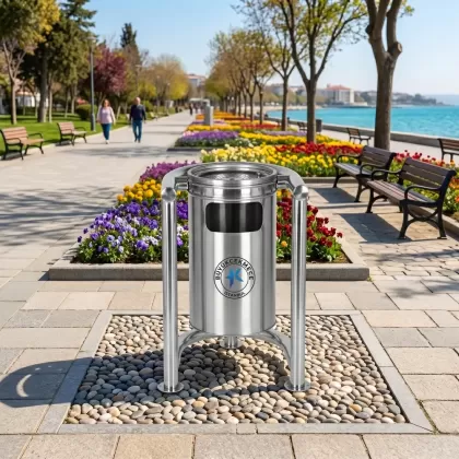 Krom 3 ayaklı park bahçe tipi dış mekan çöp kovası parkta