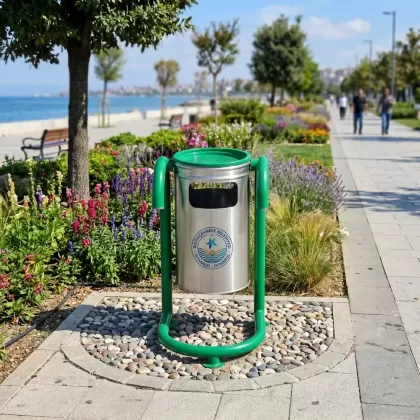 Metal Çöp Kovası sallanır tip yeşil ayaklı parkta