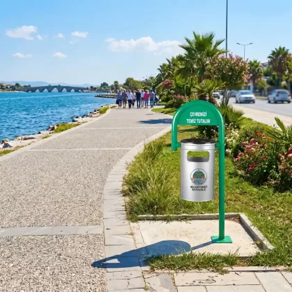 Yeşil tek ayaklı park bahçe tipi dış mekan çöp kovası parkta