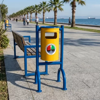 Sarı lacivert 4 ayaklı park bahçe tipi dış mekan çöp kovası parkta