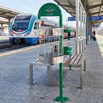 Tek yeşil  ayaklı park bahçe tipi dış mekan çöp kovası parkta