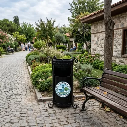 Siyah ferforje çöp kovası logo uygulanır sokakta