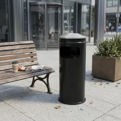 Siyah metal çöp kovası dış mekan